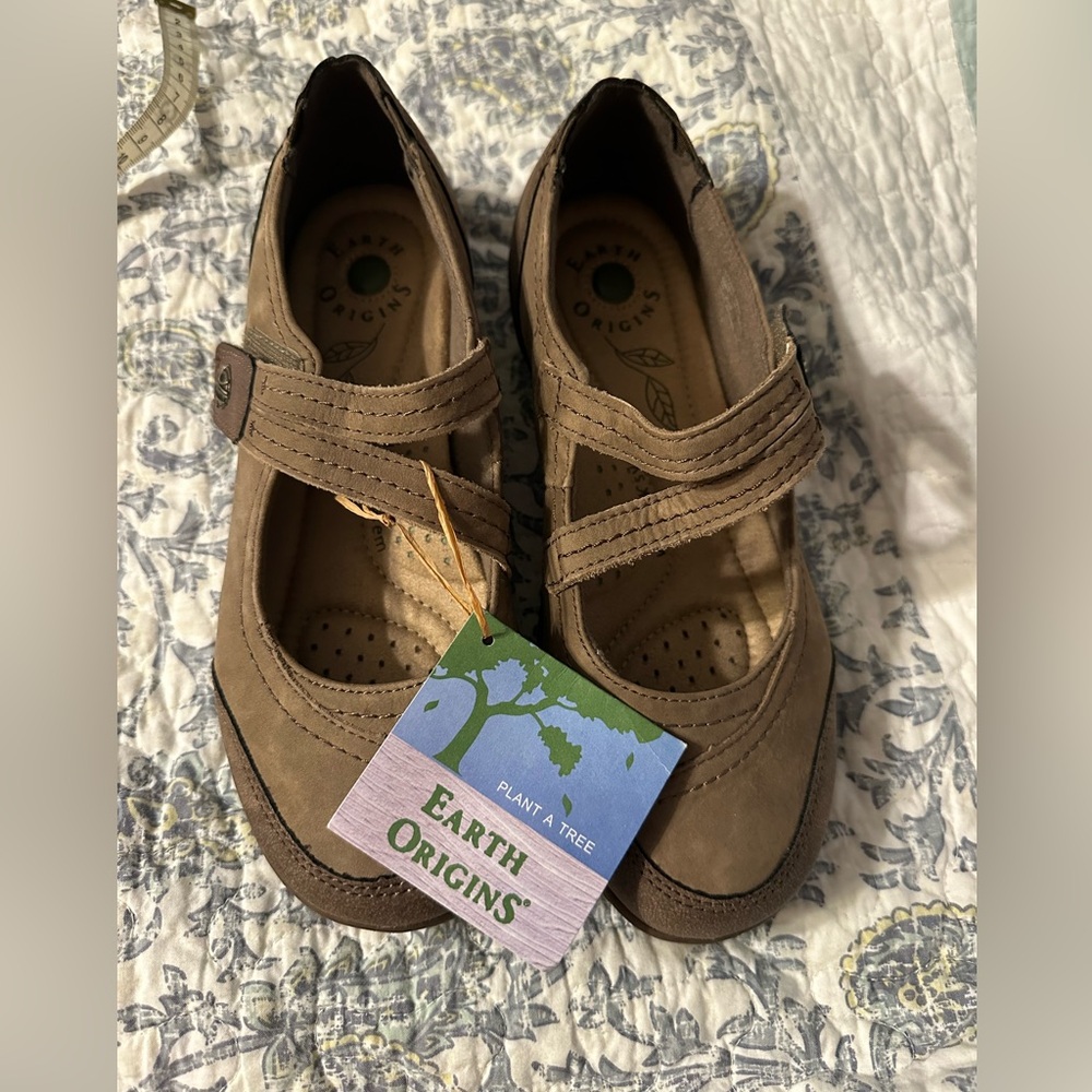 New w/o box  Earth Origins 6 Rory Mary Jane Suede